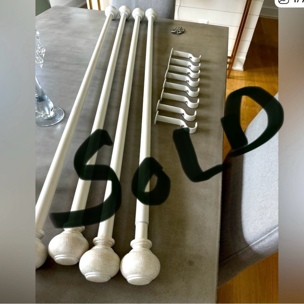 4 x Elegant White/ecru Curtain Rod Set with beautiful round finneals